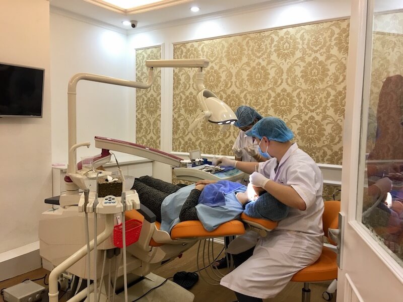 Bác sĩ thường ưu tiên phương án bảo tồn răng thật tối đa, chỉ chỉ định nhổ hoặc can thiệp mạnh khi không còn lựa chọn khác