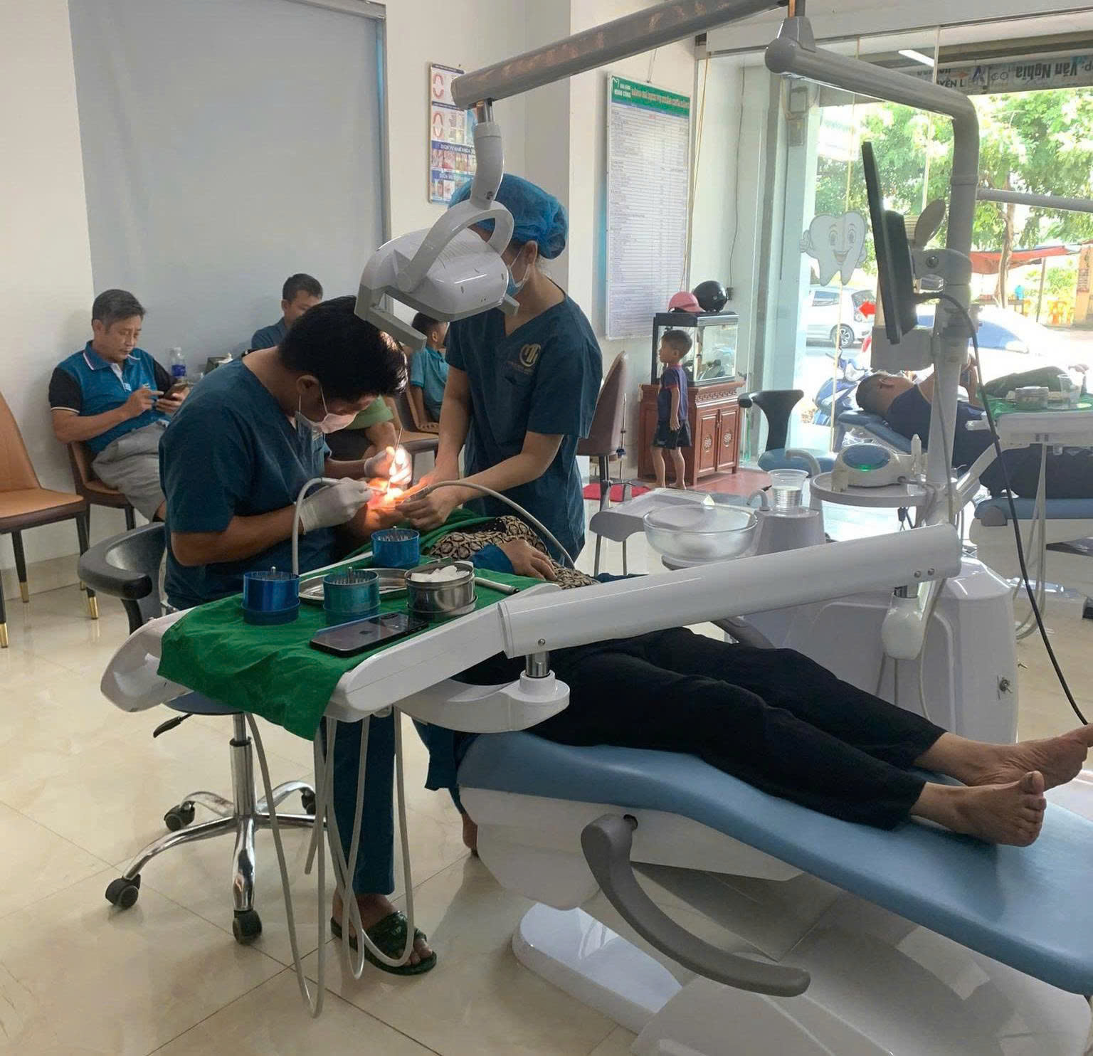Nhiều khách hàng đánh giá đội ngũ nhân viên tại đây luôn nhiệt tình, giải thích kỹ càng về chi phí, lộ trình điều trị