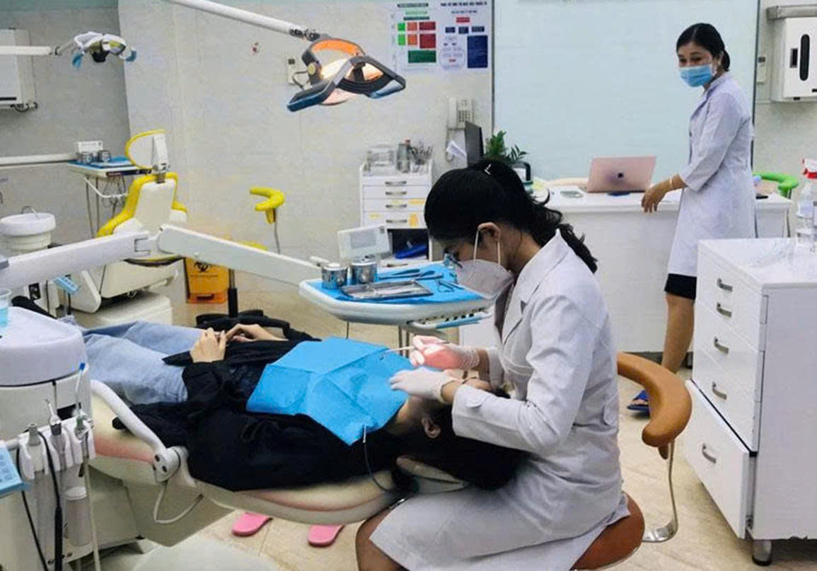 Nhờ mức chi phí hợp lý và sự tận tình, phòng khám được xem là “địa chỉ quen” của nhiều gia đình 
