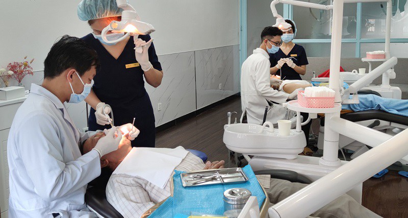 Phòng nha cung cấp nhiều dịch vụ như khám tổng quát, nhổ răng khôn, chữa tủy, phục hình răng giả tháo lắp,...