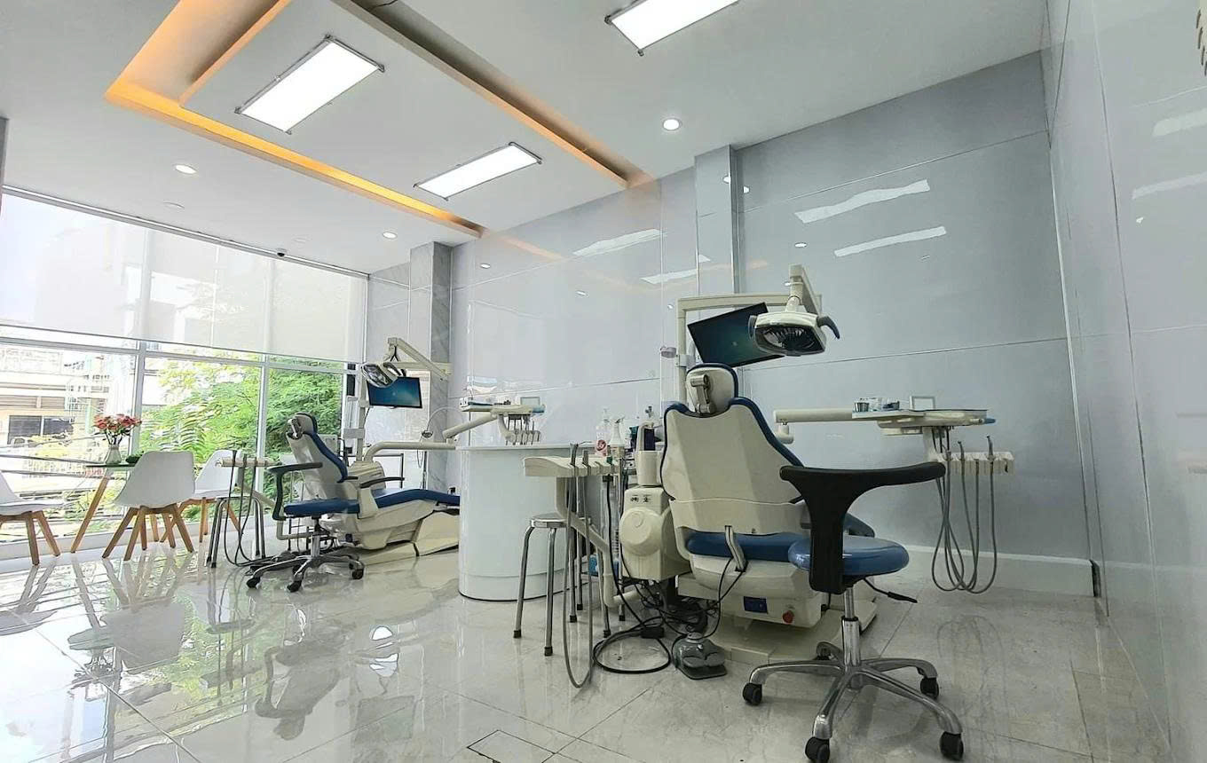 Không gian phòng khám rộng rãi, hiện đại là một điểm cộng giúp khách hàng yên tâm khi đến điều trị