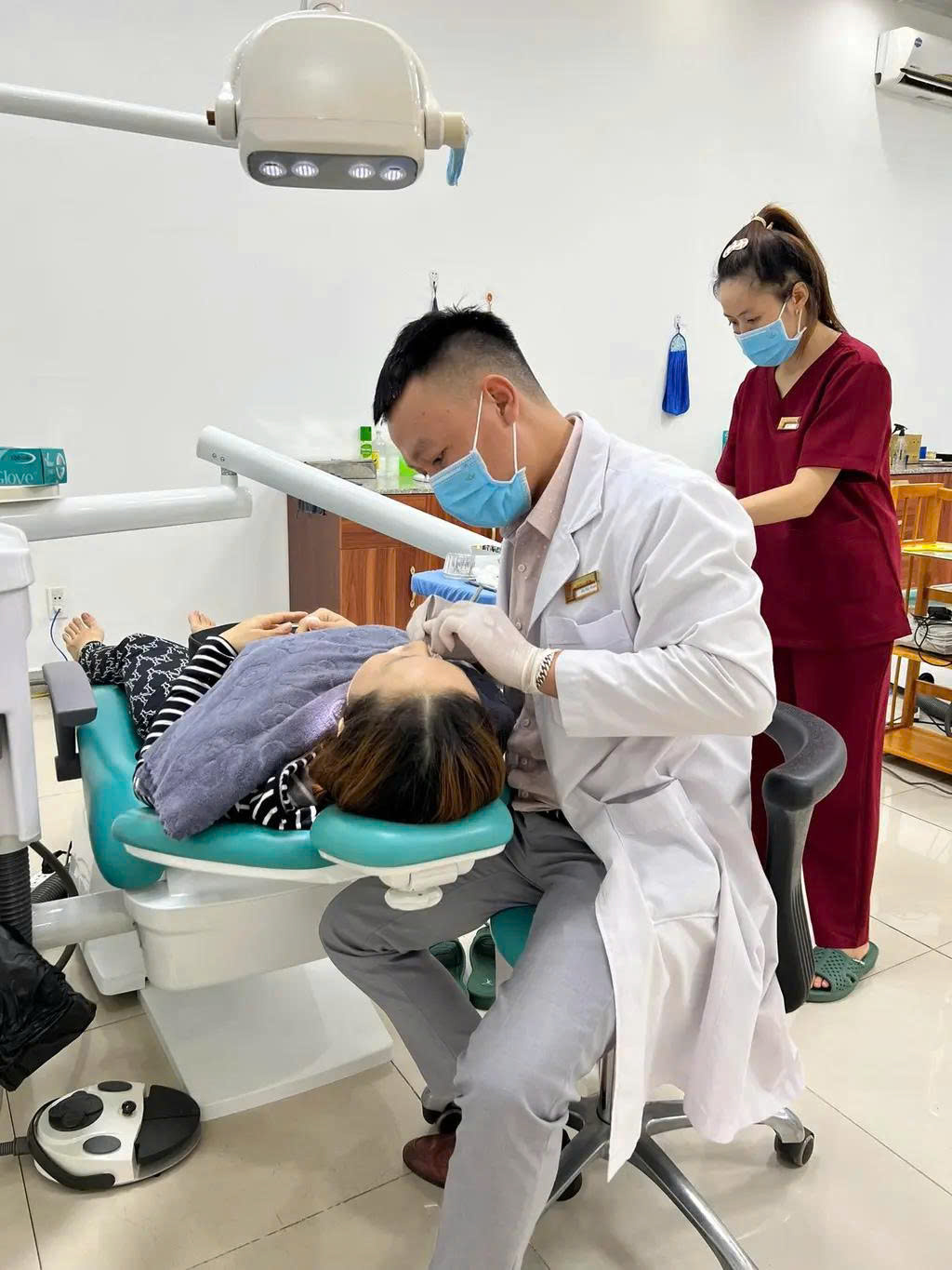 Đơn vị quy tụ đội ngũ bác sĩ có chứng chỉ hành nghề, tốt nghiệp loại ưu chuyên ngành Răng Hàm Mặt từ các trường Đại học Y Dược