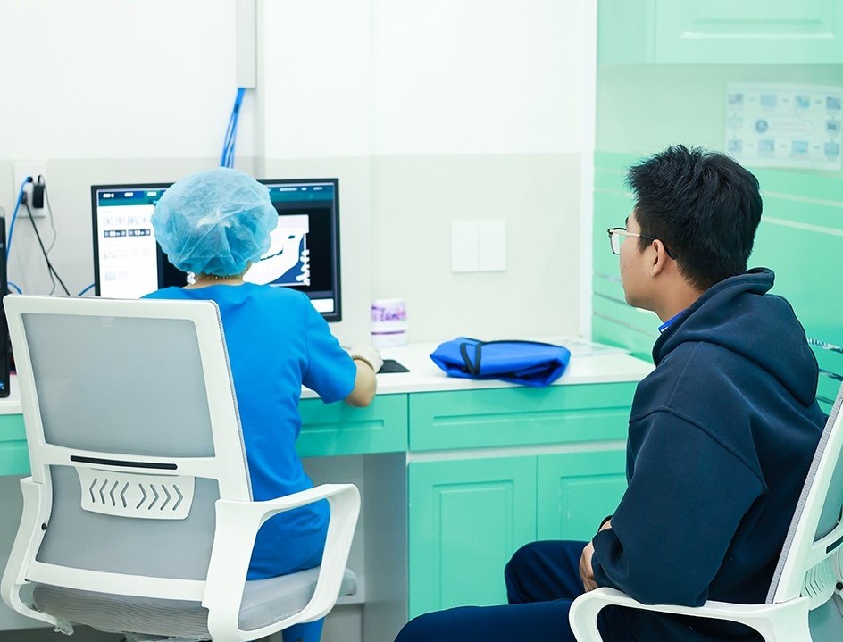 Phòng khám quy tụ đội ngũ lành nghề như nha sĩ Đức Khang và đầu tư vào trang thiết bị tiên tiến