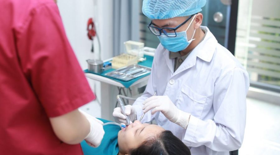 Bác sĩ thực hiện điều trị cho bệnh nhân trong môi trường vô trùng, chuẩn y khoa