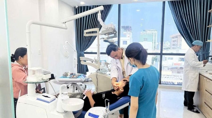 Các bác sĩ tại nha khoa Đức Nguyên chuyên thăm khám và điều trị toàn diện các vấn đề về răng miệng, giúp khách hàng sở hữu “nụ cười mới, cuộc sống mới”