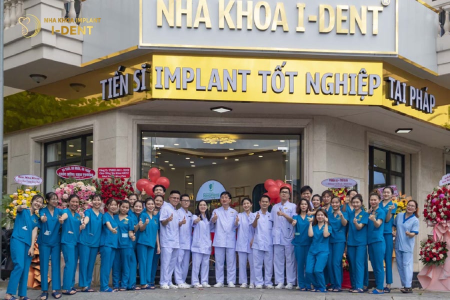 Nha khoa I-DENT còn nổi bật nhờ đội ngũ bác sĩ giàu kinh nghiệm, đặc biệt trong lĩnh vực Implant và nha khoa thẩm mỹ