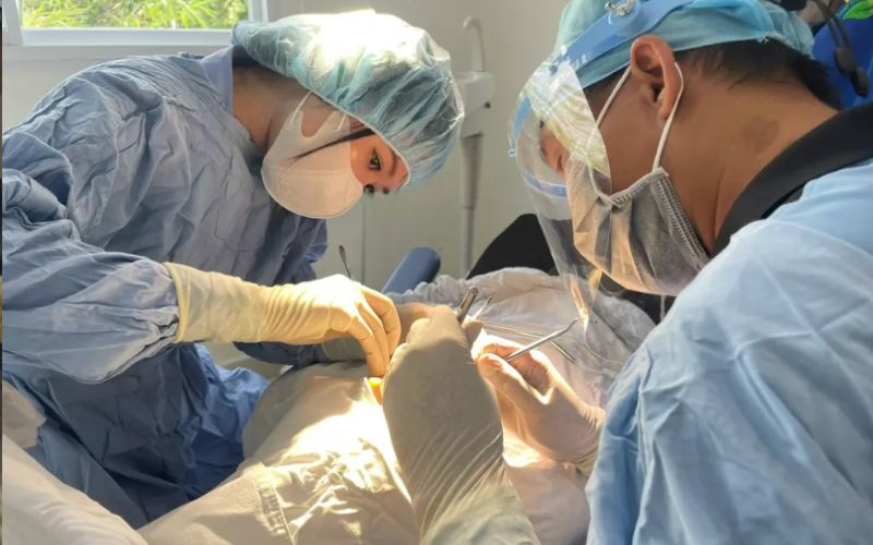 Bác sĩ tuân thủ quy trình nghiêm ngặt theo tiêu chuẩn Bộ Y tế, đảm bảo an toàn và hiệu quả điều trị lâu dài