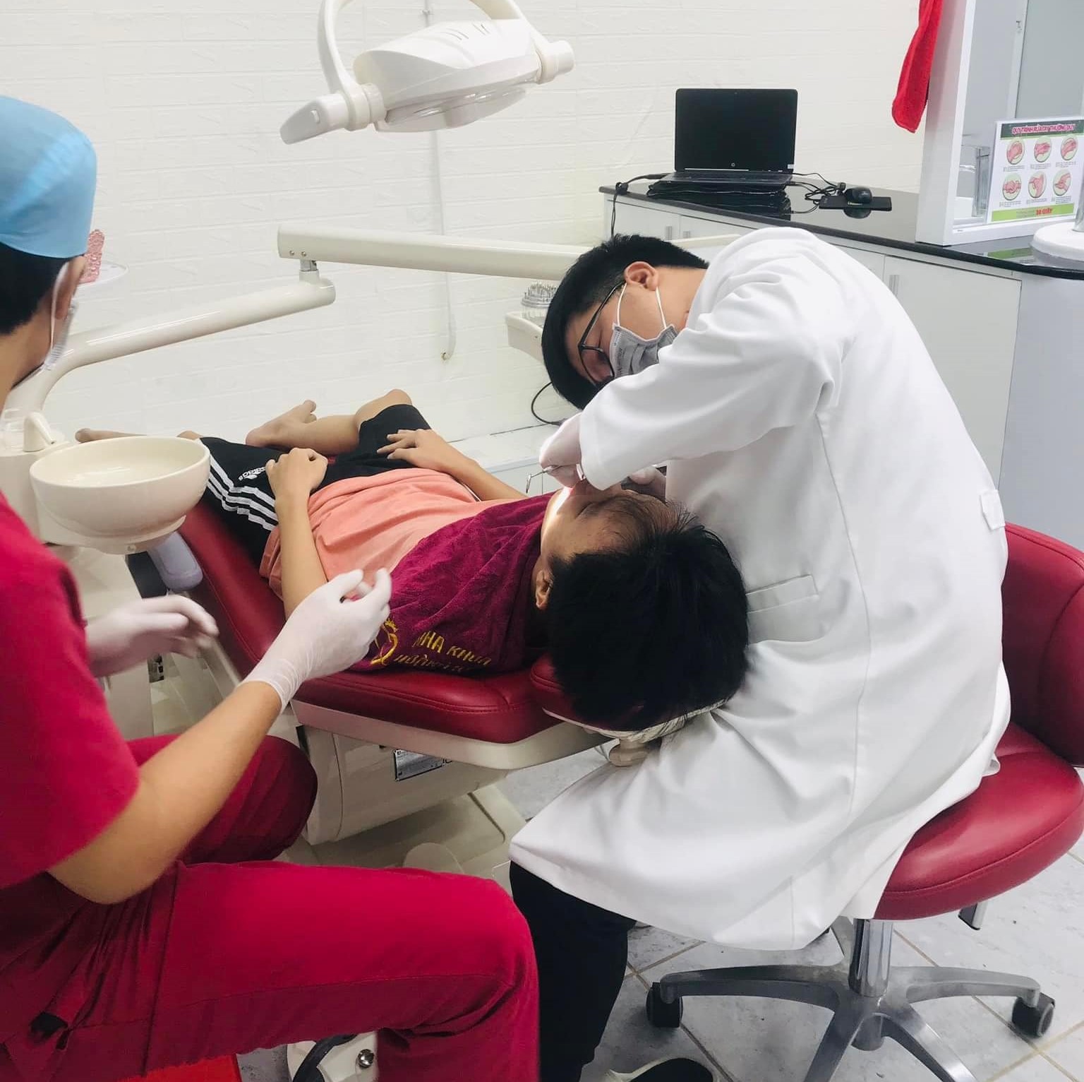 Top 5 nha khoa ở Thống Nhất Đồng Nai uy tín, lượt đánh giá cao Hoàng Kim Dental định vị là nha khoa chuyên sâu về răng sứ, Implant và chỉnh nha