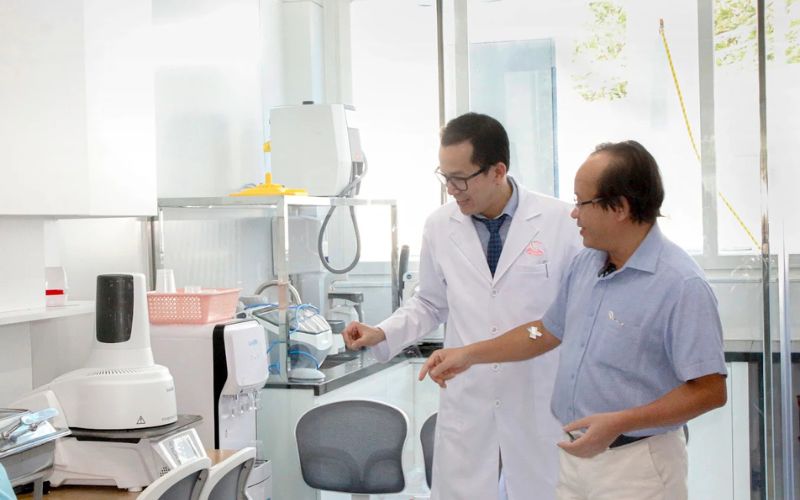 Khách hàng được bác sĩ tại nha khoa giới thiệu về công nghệ trước khi tiến hành điều trị