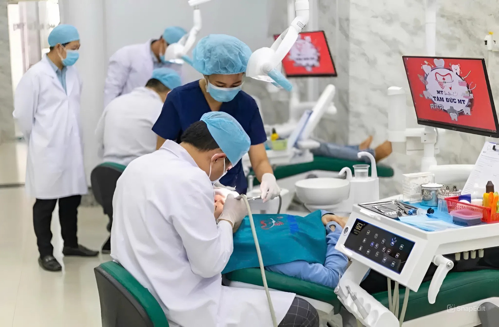 Các bác sĩ tại phòng khám có kinh nghiệm phong phú, được đào tạo chuyên sâu trong lĩnh vực nha khoa