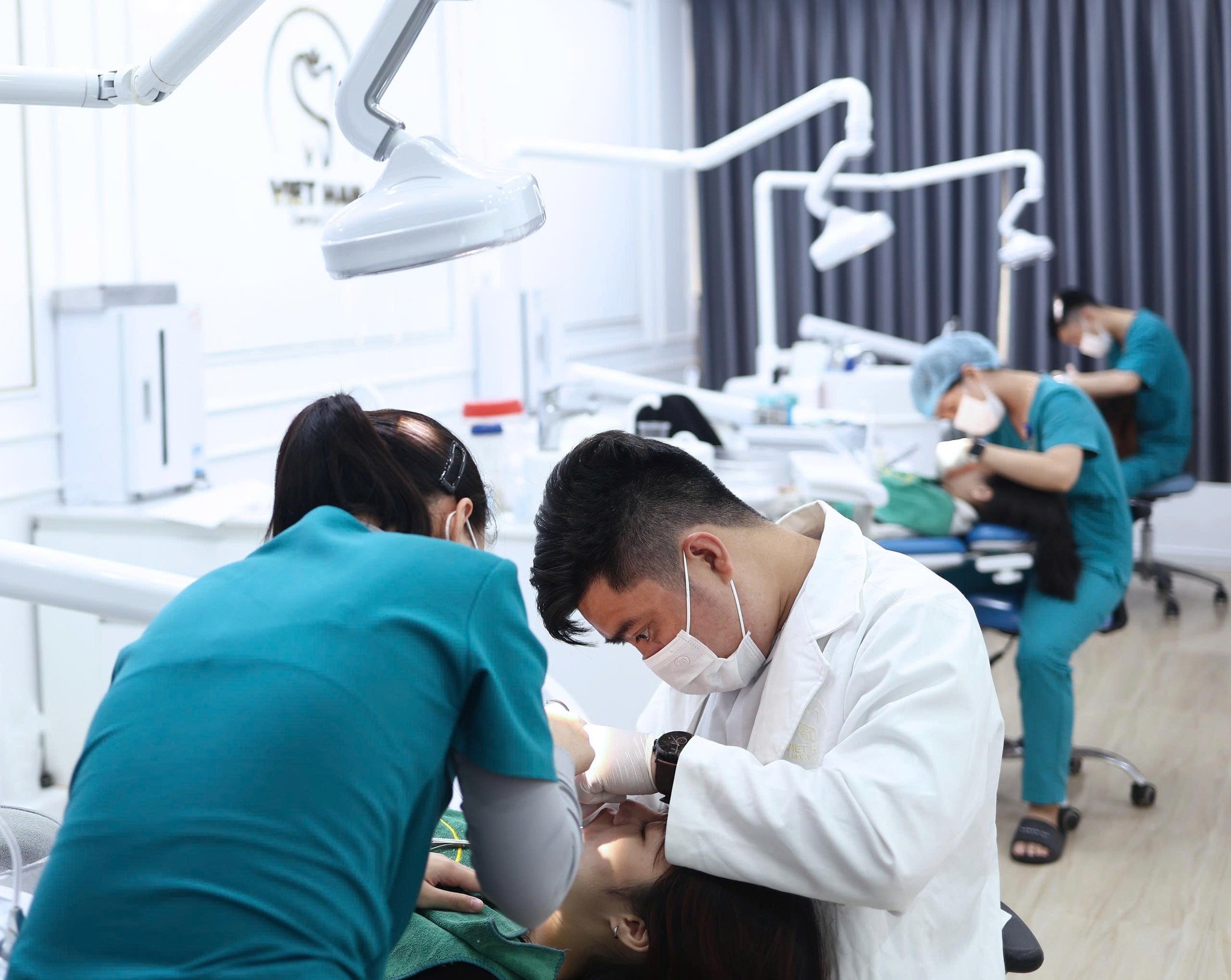 Các cơ sở đầu tư vào hệ thống công nghệ tiên tiến và quy trình vô trùng khép kín tối ưu hóa độ chính xác và an toàn trong điều trị