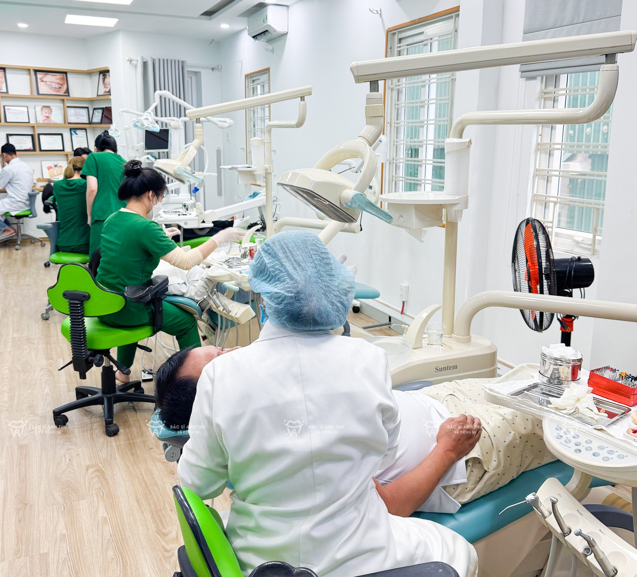 Bác sĩ nha khoa có nền tảng chuyên môn vững chắc, tốt nghiệp chuyên ngành Răng Hàm Mặt