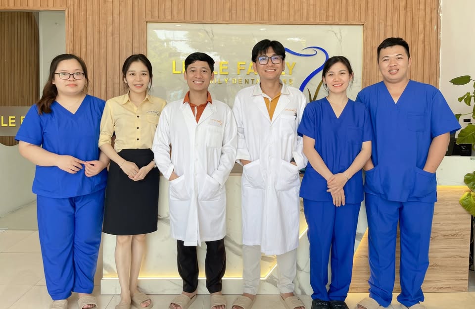 Dịch vụ tại phòng nha do các bác sĩ chuyên sâu có kinh nghiệm trên 10 năm trực tiếp đảm nhận