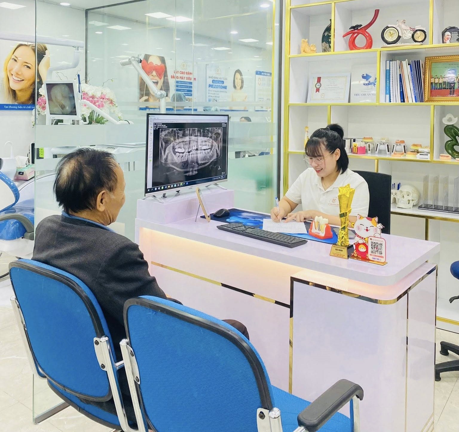 Bác sĩ tận tâm với triết lý “Thầy thuốc như mẹ hiền” mang lại cảm giác nhẹ nhàng, thoải mái cho khách hàng