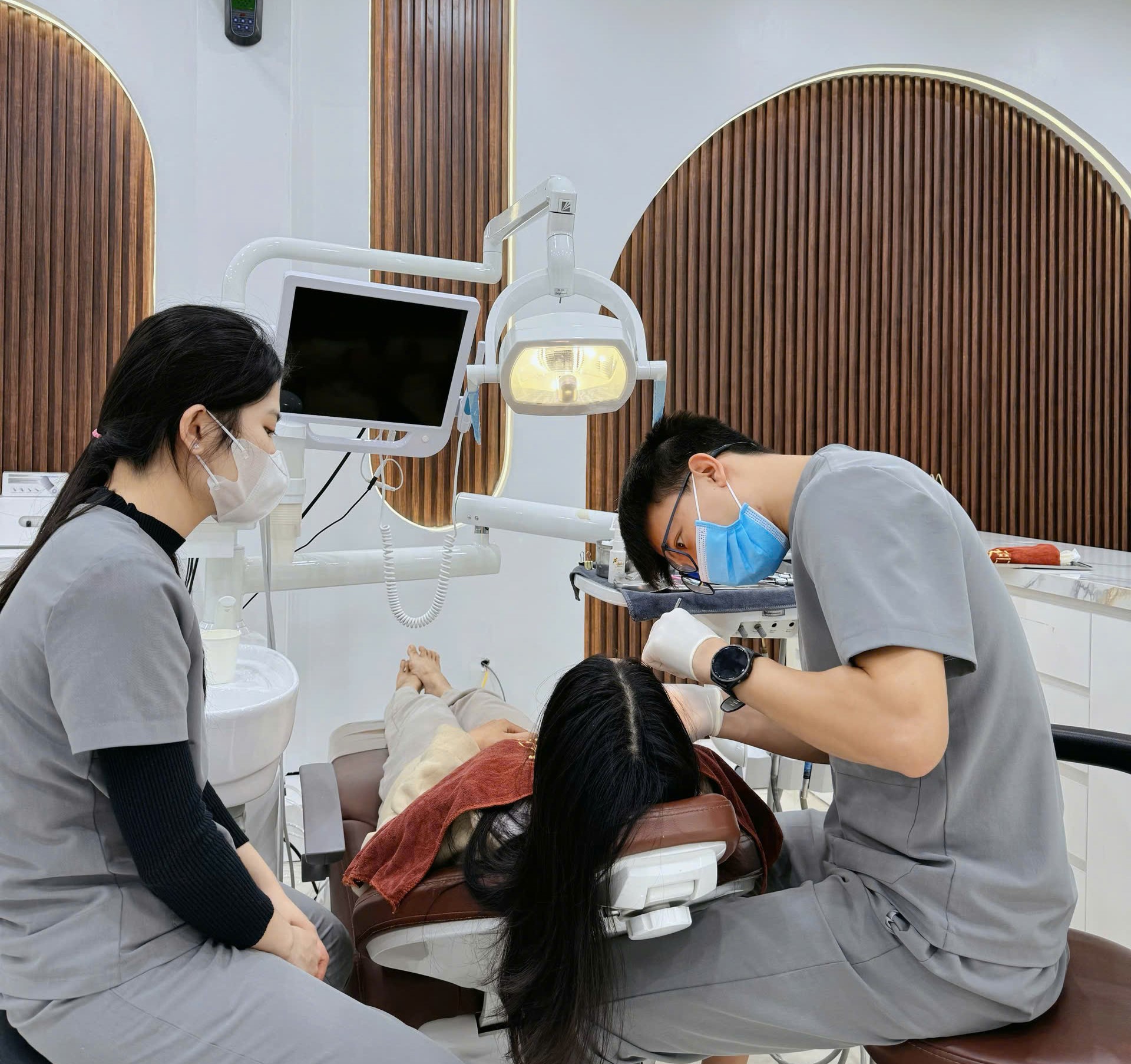 Đội ngũ chuyên gia nha khoa đều là những bác sĩ chuyên khoa có kinh nghiệm thực hành lâm sàng trên 10 năm