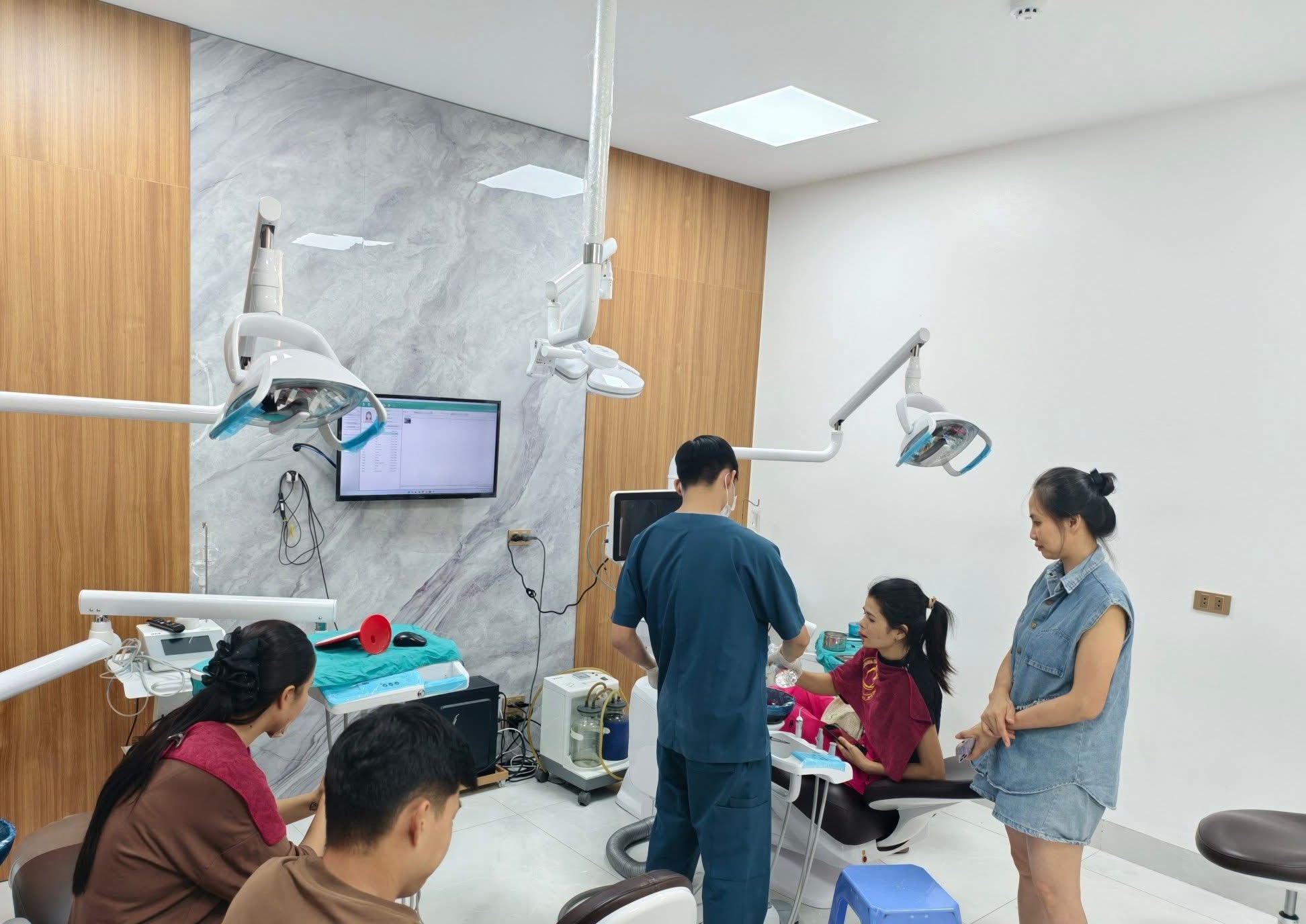 Cơ sở vật chất tại phòng khám thiết kế khang trang, hiện đại và tiện nghi 