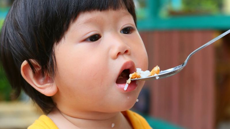 Áp xe răng sữa có nên nhổ răng không? Nguy cơ khi không xử lý kịp thời Nếu không xử lý kịp thời, tình trạng áp xe răng sữa sẽ gây ảnh hưởng đến chức năng nhai của trẻ