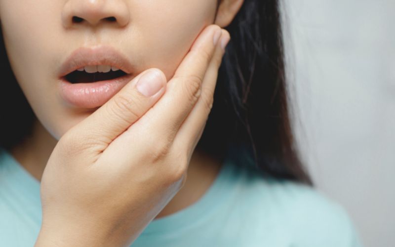 Giải đáp: Cắt chỉ sau khi nhổ răng khôn có đau không? Cứng hàm sau nhổ răng sẽ khiến quá trình cắt chỉ khó khăn và gây đau hơn