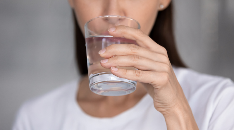 Có nên ngậm nước muối sau khi nhổ răng và lưu ý quan trọng Súc nhẹ lại bằng nước sạch sau nước muối để loại bỏ lượng muối dư