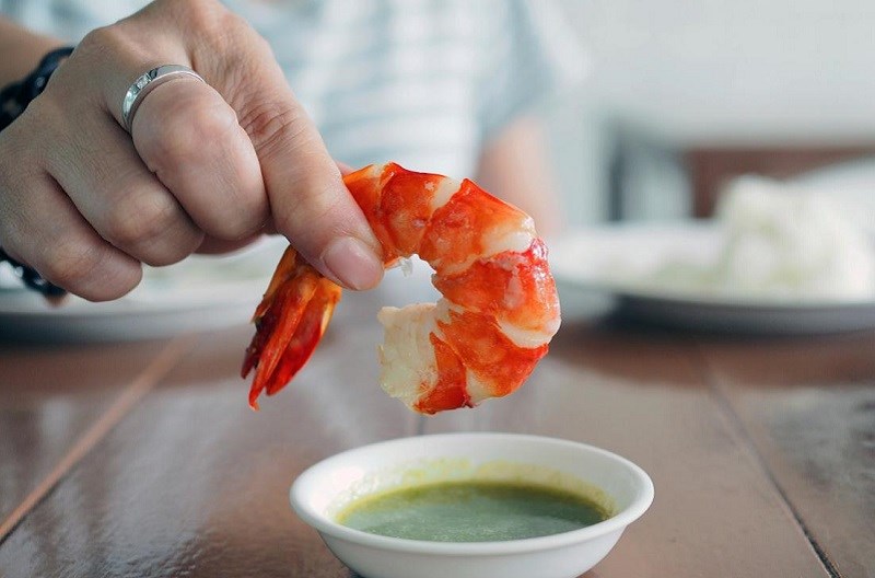 Nhổ răng ăn tôm được không? Lời khuyên từ nha sĩ Nhổ răng ăn tôm được không? Bạn hoàn toàn ăn được sau nhổ răng