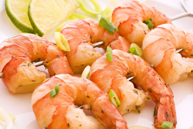 Nhổ răng ăn tôm được không? Lời khuyên từ nha sĩ Bạn có thể ăn tôm sau khi ổ răng đã ổn định sau 48–72 giờ kể từ lúc nhổ