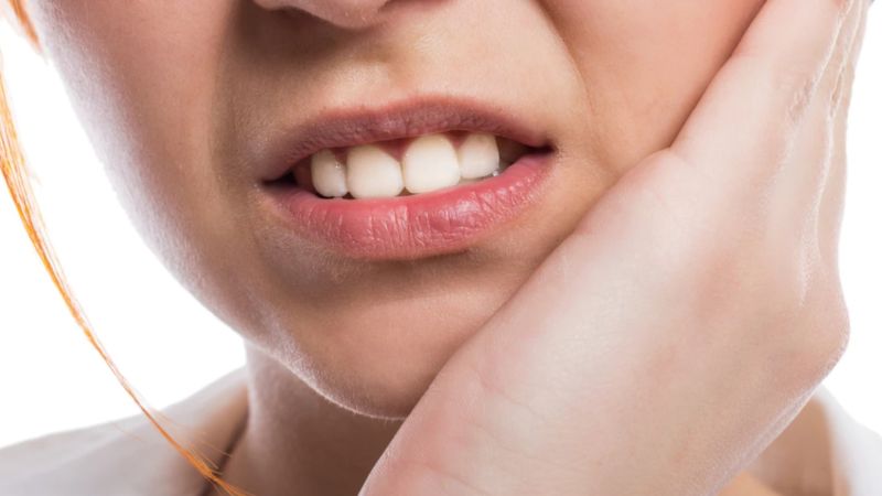 Nhổ răng chết tủy có đau không? Bao lâu thì hết đau? Khi bị viêm cấp, hiệu quả của thuốc tê giảm đi khiến đau nhiều hơn