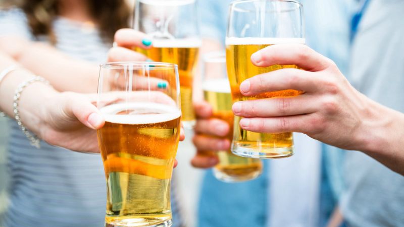 Nhổ răng có ăn xôi được không? Bật mí chế độ ăn uống an toàn Bạn nên hạn chế đồ uống có cồn ra để tránh các nguy ảnh hưởng đến quá trình hồi phục