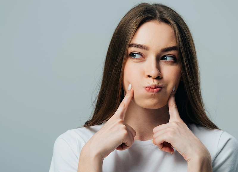 Nhổ răng số 7 có bị hóp má không? Cách khắc phục hiệu quả Người có nền má mỏng hoặc xương gò má nhô cao dễ hóp má khi mất răng 7