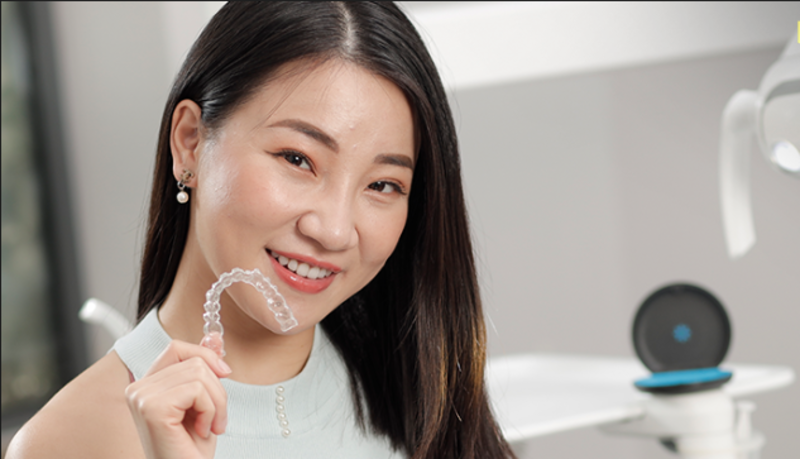 Niềng răng invisalign có cần nhổ răng không? Bác sĩ giải đáp Chỉ định nhổ răng khi niềng Invisalign hoàn toàn an toàn.