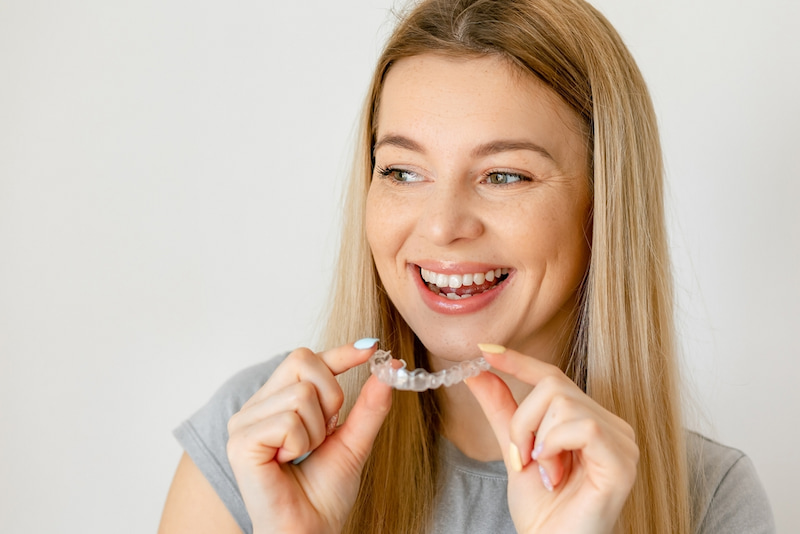 Niềng răng Invisalign có đau không? Mức độ đau thực tế Niềng răng Invisalign có đau không? Có đau theo mức độ khác nhau