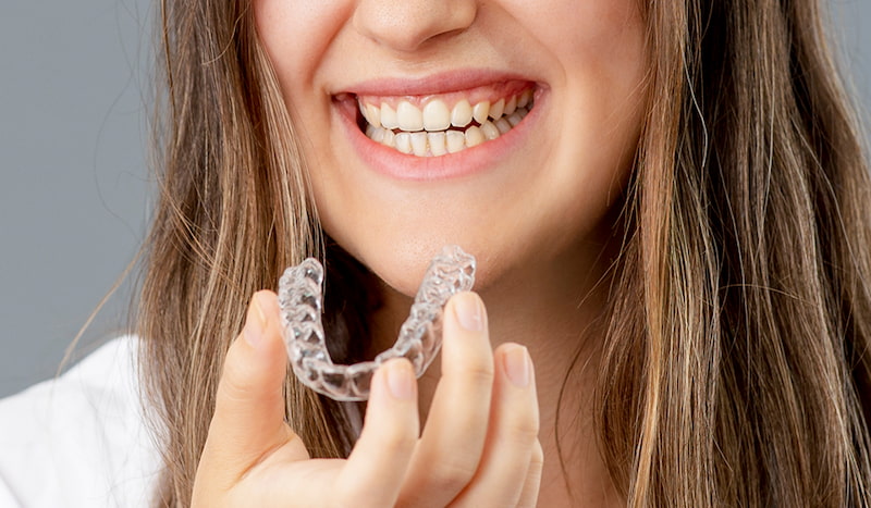 Niềng răng Invisalign có đau không? Mức độ đau thực tế Răng dịch chuyển nhanh gây cảm giác đau khi niềng trong suốt
