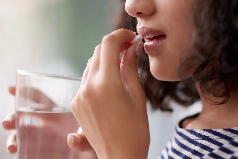 Niềng răng trong suốt có đau không? Cách giảm đau hiệu quả Sử dụng thuốc giảm đau theo chỉ định của bác sĩ để kiểm soát cơn đau răng