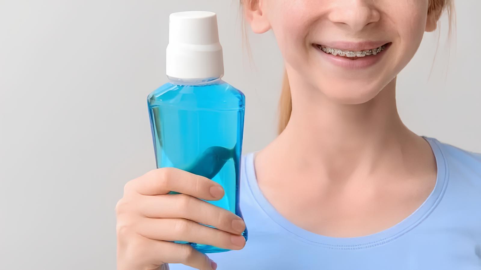 Nước súc miệng cho người niềng răng: Top 9 loại tốt nhất & cách dùng chuyên sâu Người niềng răng nên dùng nước súc miệng để loại sạch vi khuẩn, bảo vệ men răng