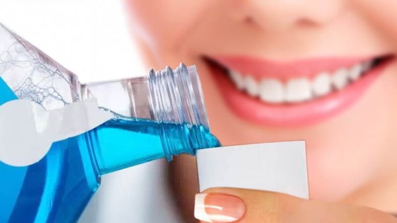 Nước súc miệng cho người niềng răng: Top 9 loại tốt nhất & cách dùng chuyên sâu Ưu tiên dùng sản phẩm nước súc miệng cho người niềng răng không chứa cồn để giảm kích ứng nướu