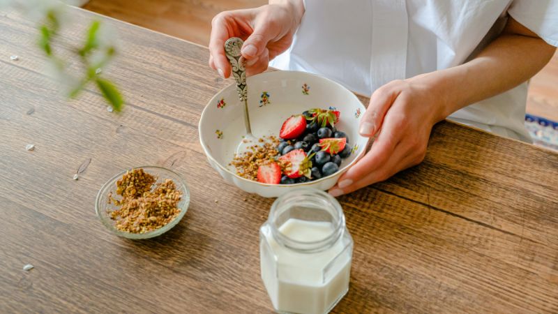 Nước súc miệng cho người niềng răng: Top 9 loại tốt nhất & cách dùng chuyên sâu Sau khi súc miệng, tránh ăn uống ít nhất 30 phút