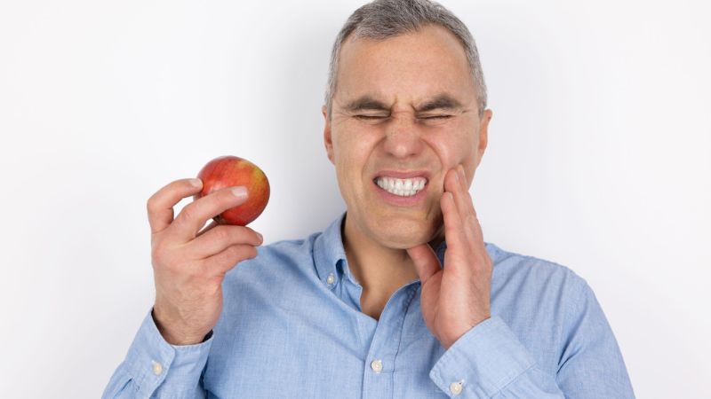 Răng chết tủy có nên nhổ không? Nguy cơ khi giữ răng chết tủy Cố tình giữ lại răng đã chết tủy sẽ gây ảnh hưởng đến chức năng nhai và răng kế cận