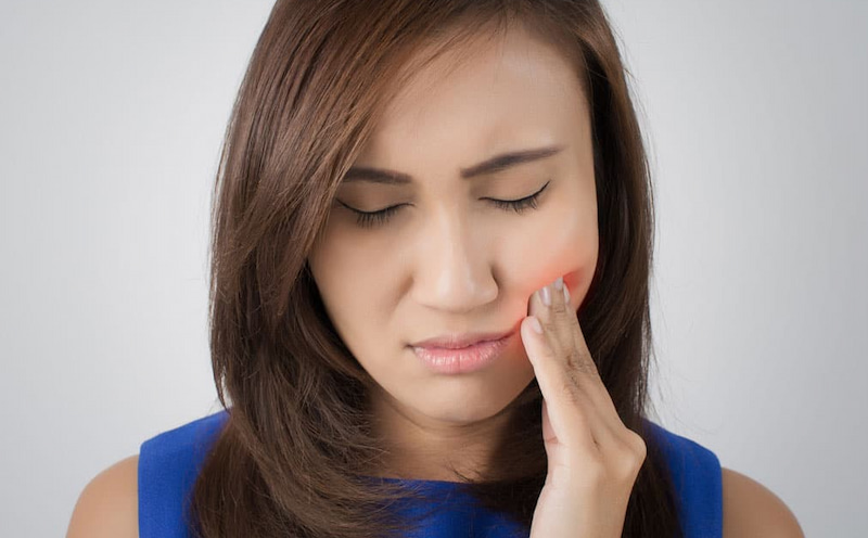 Răng khôn mọc ngầm không đau có nên nhổ không? Giải đáp ngay Viêm quanh thân răng xuất hiện đau nhức, sưng nướu và hôi miệng