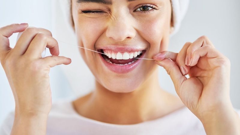 Bắc cầu răng sứ có bền không? Các yếu tố quyết định độ bền Vệ sinh răng miệng không đúng cách khiến cầu răng sứ nhanh hỏng