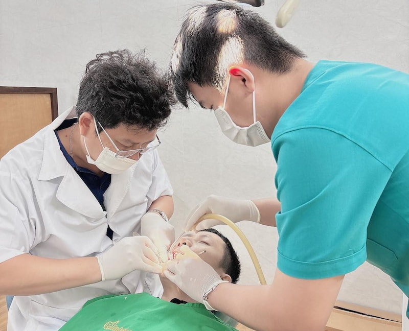 Review chân thực 5 bác sĩ Răng Hàm Mặt giỏi tại Đà Nẵng Bác sĩ Tuấn luôn tận tâm và theo sát người bệnh trong suốt quá trình điều trị