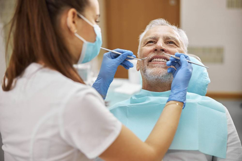 Bác sĩ tư vấn bao nhiêu tuổi thì trồng răng Implant được? Người lớn tuổi có thể trồng răng Implant nếu sức khỏe tổng thể ổn định
