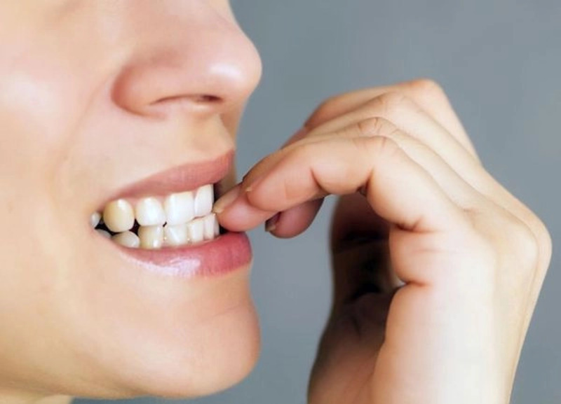 Bị móm có bọc răng sứ được không? Khi nào nên làm Bị móm nhẹ do răng có thể bọc răng sứ theo chỉ định bác sĩ