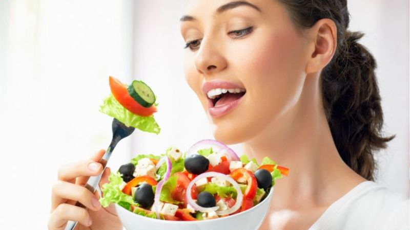 Bọc răng sứ bao lâu thì ăn được? Mốc thời gian chuẩn từ bác sĩ Bọc răng sứ bao lâu thì ăn được? Sau khoảng 3 - 7 ngày bọc răng sứ bạn có thể ăn uống bình thường