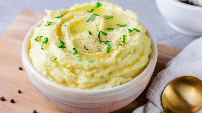 Bọc răng sứ bao lâu thì ăn được? Mốc thời gian chuẩn từ bác sĩ Ưu tiên đồ ăn mềm, hạn chế đồ ăn cứng để đảm bảo an toàn và ổn định cho răng sứ