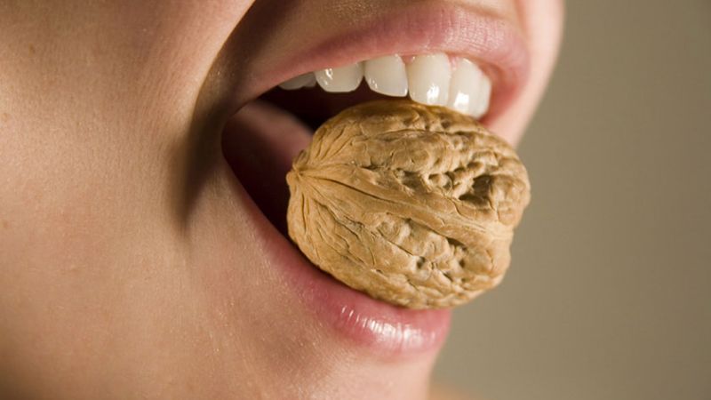 Bọc răng sứ có ăn đồ cứng được không? Cách ăn uống an toàn Bọc răng sứ có ăn đồ cứng được không? Răng sứ có khả năng chịu lực tương đương với răng thật