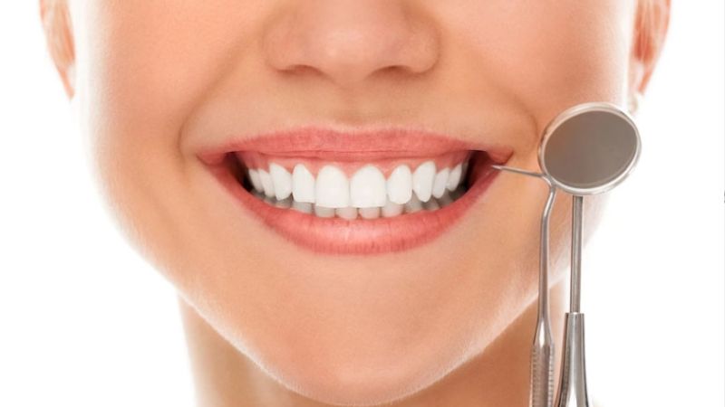 Bọc răng sứ có tẩy trắng được không? Giải pháp làm sáng hiệu quả Răng sứ bị ố do màu sứ ban đầu chưa phù hợp với tổng thể hàm răng