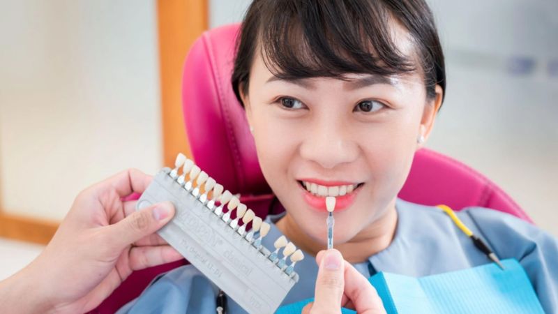 Bọc răng sứ có tẩy trắng được không? Giải pháp làm sáng hiệu quả Đánh bóng răng sứ định kỳ giúp duy trì độ sáng và giữ sự cân đối về màu sắc của hàm răng