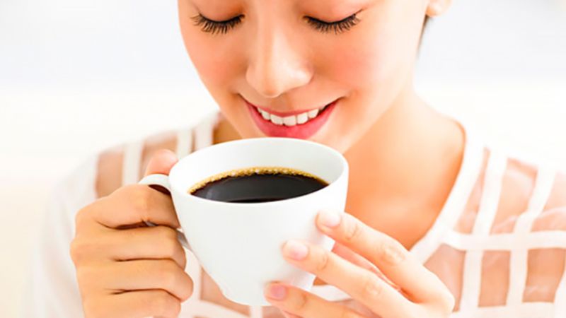 Bọc răng sứ có uống cà phê được không? Cách uống an toàn Bọc răng sứ có uống cà phê được không?Uống cà phê không làm đổi màu với những dòng răng bọc sứ chất lượng