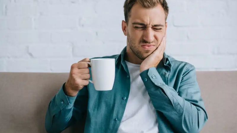 Bọc răng sứ có uống cà phê được không? Cách uống an toàn Với trường hợp viền nướu nhạy cảm, dễ viêm nên hạn chế uống cà phê sau bọc răng sứ