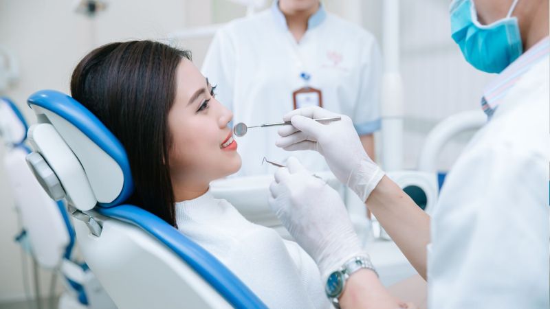 Chỉ còn chân răng có bọc sứ được không? Lưu ý khi bọc sứ Theo dõi định kỳ với bác sĩ để đảm bảo an toàn khi bọc sứ răng còn chân