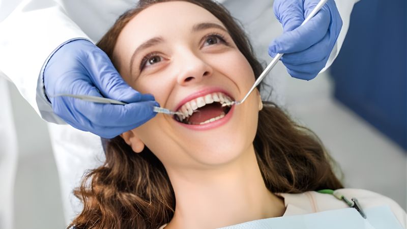 Hóp thái dương khi niềng răng: Nguyên nhân và cách cải thiện Niềng răng không trực tiếp gây hóp thái dương